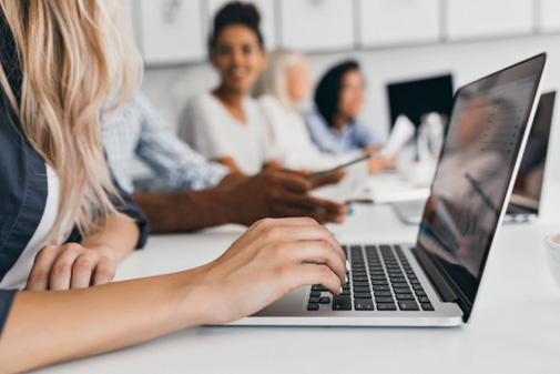 femme qui recherche une formation