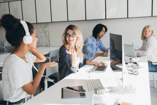 Femmes qui discutent entre elles